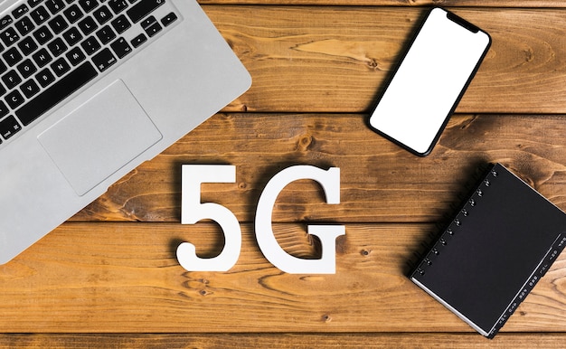 Diseño de 5G y gadgets en escritorio.