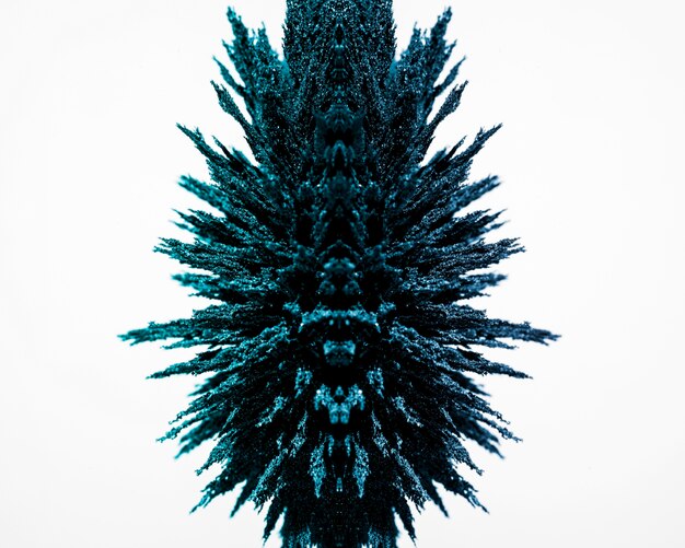 Diseño de afeitado metálico magnético azul aislado sobre fondo blanco.