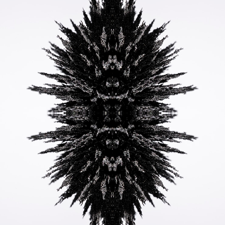 Foto gratuito diseño de afeitado metálico magnético caleidoscópico aislado sobre un fondo blanco