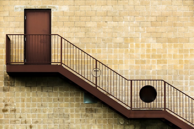 Diseño arquitectónico antiguo con escaleras de madera.