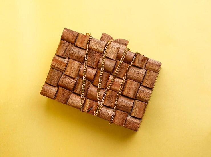Foto gratuito diseño de bolso de mano antiguo con lugar para texto banner de maqueta de fondo de joyería accesorios de moda