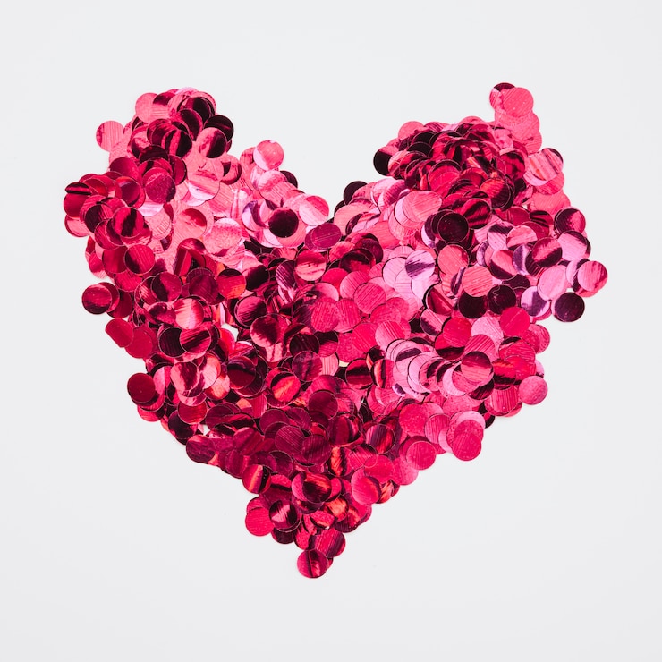Foto gratuito diseño de corazón hecho de confeti rosa