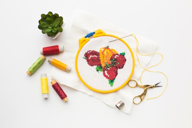 Diseño cosido de frutas con hilos de coser y planta