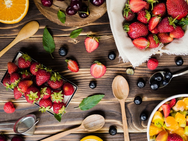 Foto gratuita diseño creativo con frutas y cucharas.