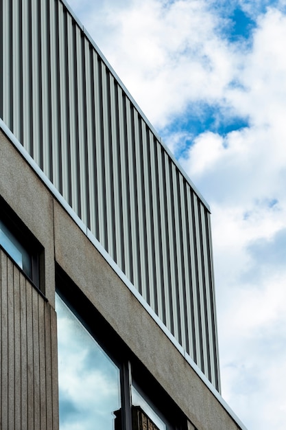 Diseño de edificio de ángulo bajo con ventana