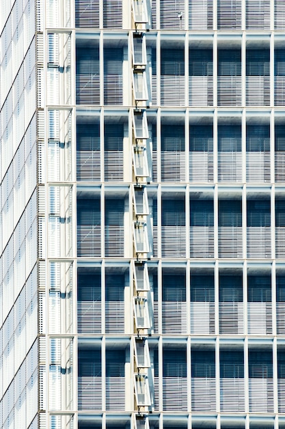 Diseño de edificio con ventanas abiertas.