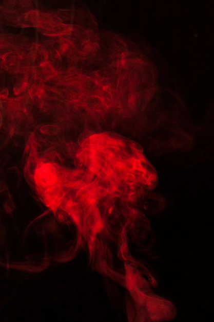 Diseño de fragmentos de humo rojo sobre un fondo negro