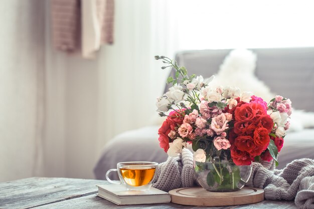 Diseño interior de sala de estar moderna con florero artificial