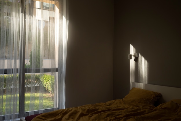 Foto gratuita diseño de interiores con cama junto a la ventana.