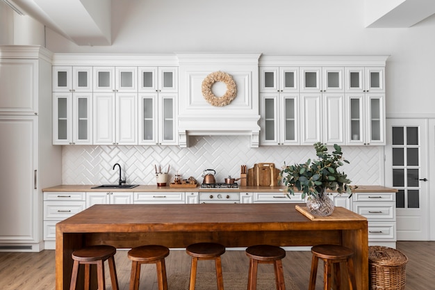 Diseño de interiores de cocina con mesa de madera.