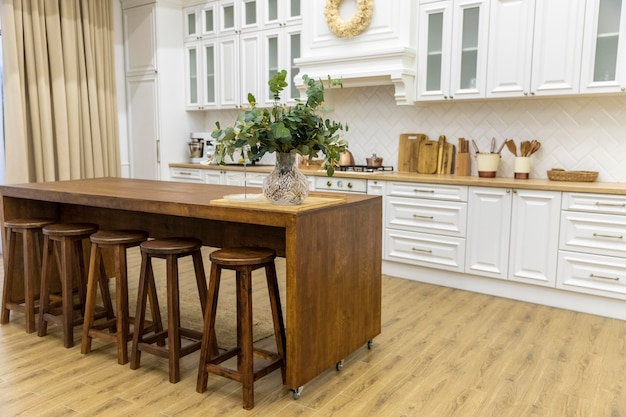 Diseño de interiores de cocina con muebles de madera.