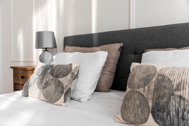 Diseño de interiores de dormitorio con almohadas suaves.