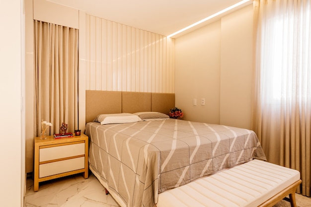 Diseño de interiores de un dormitorio con una decoración moderna.