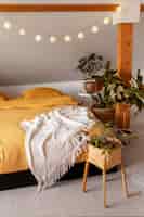 Foto gratuita diseño de interiores de dormitorio minimalista con plantas.
