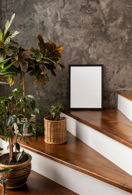 Diseño de interiores con imagen y plantas.