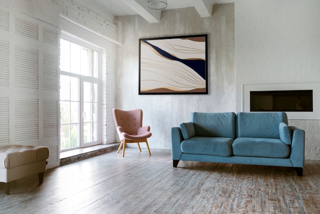 Foto gratuita diseño de interiores con marcos de fotos y sofá azul.