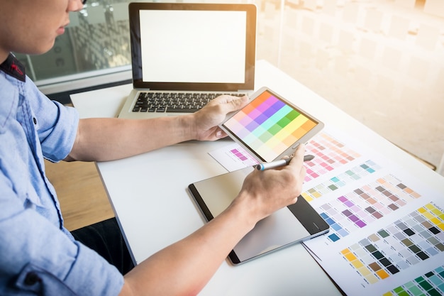 Diseño de interiores o diseñador gráfico renovación y concepto de tecnología - mujer trabajando con muestras de color para la selección.