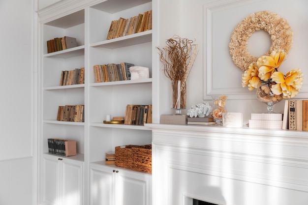 Diseño de interiores de sala de estar con librería.