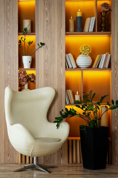 Diseño de interiores con sillón y planta en maceta.