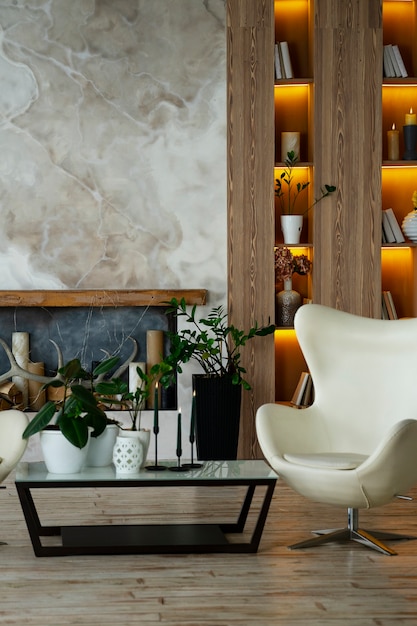 Diseño de interiores con sillón y plantas en maceta.