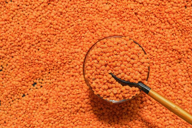 Diseño de lentejas rojas en la vista superior de la proteína vegetal nutritiva de la mesa Idea para un banner o papel tapiz publicitario de un artículo que describe una receta o dieta
