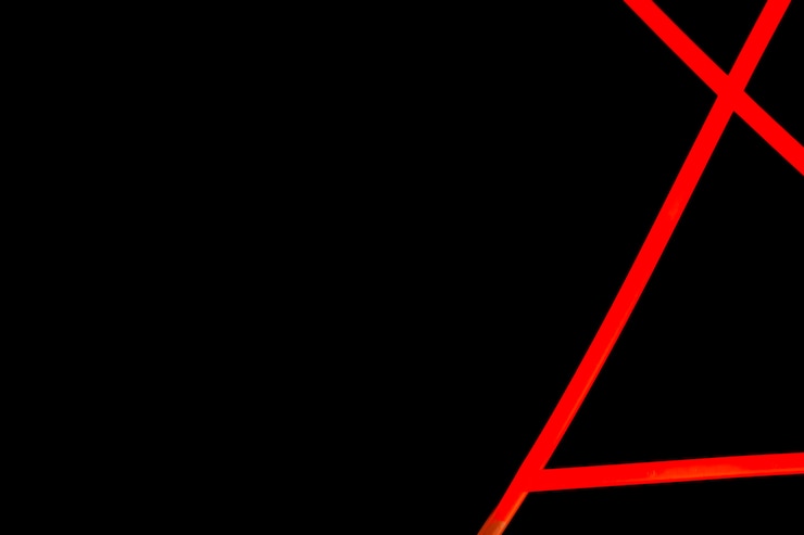 Foto gratuito diseño de líneas de neón rojo sobre fondo negro oscuro