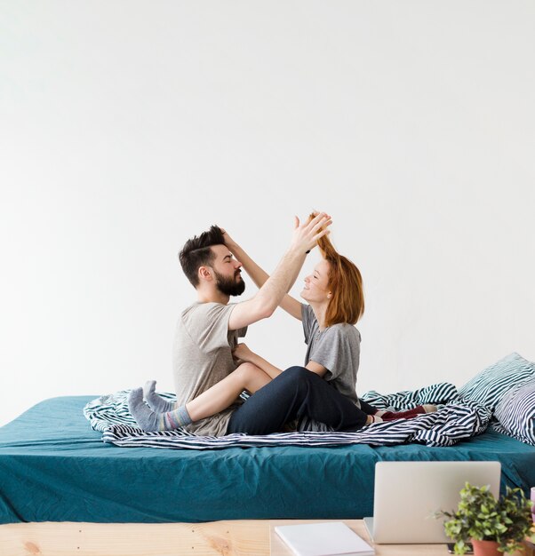 Diseño minimalista de dormitorio y juego de pareja.