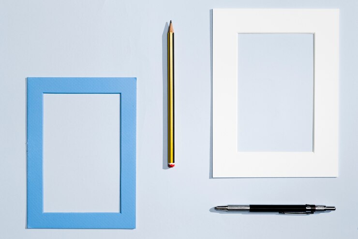 Foto gratuito diseño moderno de artículos de papelería y marco.