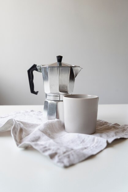 Diseño moderno de cafetera y taza.