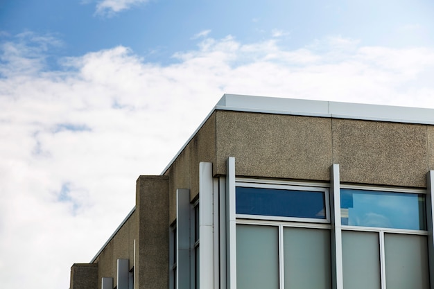 Diseño moderno de edificio de piedra.