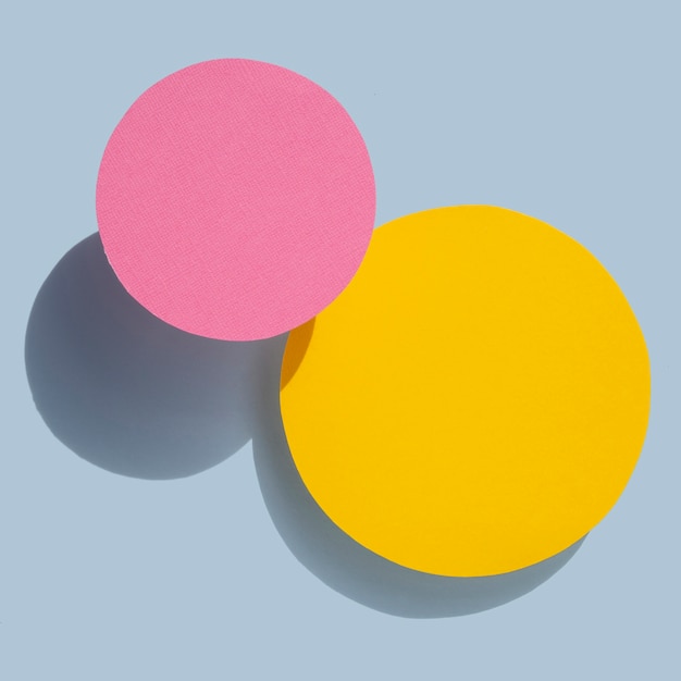 Foto gratuita diseño de papel de círculos abstractos amarillos y rosados