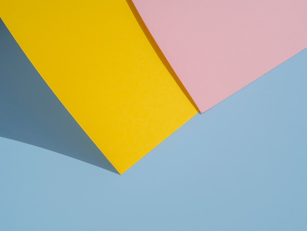 Diseño de papel poligonal amarillo y rosa