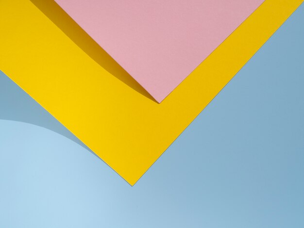 Diseño de papel poligonal rosa y amarillo