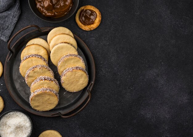 Diseño plano de deliciosos alfajores con espacio de copia.