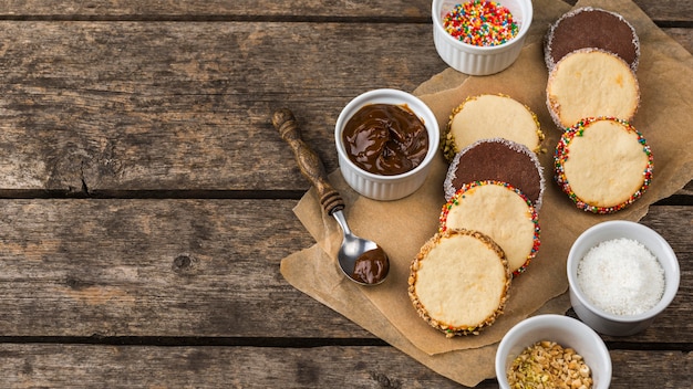 Diseño plano de deliciosos alfajores con espacio de copia.