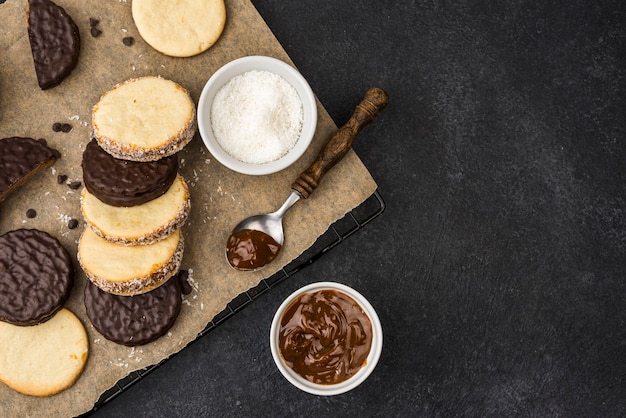 Diseño plano de deliciosos alfajores con espacio de copia.