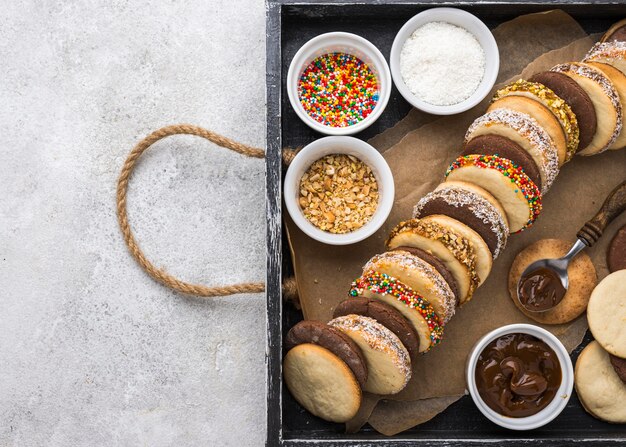 Diseño plano de deliciosos alfajores con espacio de copia.