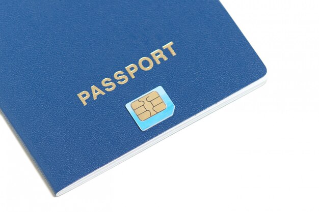 Diseño plano de pasaporte con icono de chip en blanco con espacio de copia para su texto. Identificación biométrica del pasaporte para viajar. Chip de identificación electrónica.