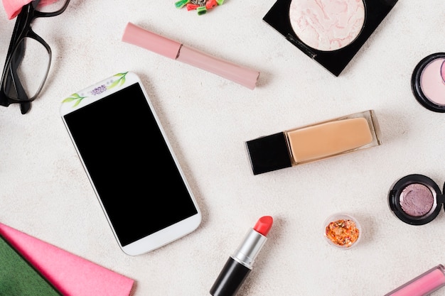 Diseño de productos de maquillaje y smartphone.