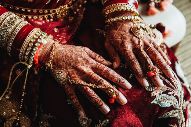Diseños de Mehndi en manos y hermosas joyas tradicionales de la India.