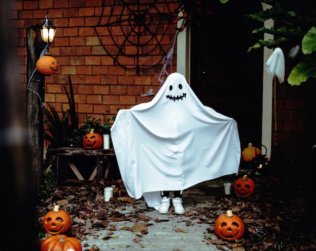 Foto gratuita disfraz fantasma para fiesta de halloween.