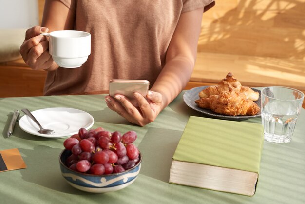 Disfrutando de un café en el desayuno