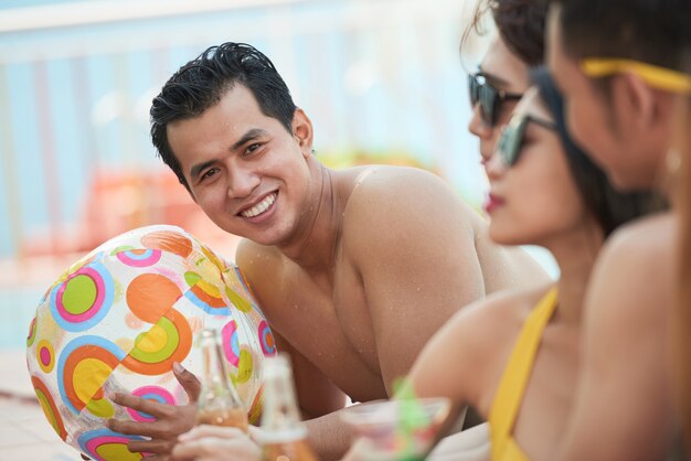 Disfrutando de la fiesta en la piscina