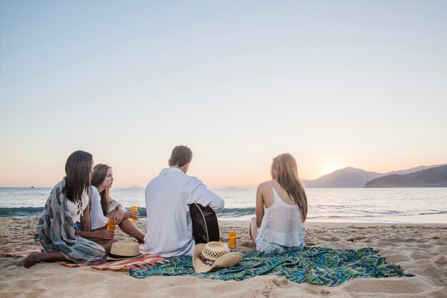 Disfrutando de la música y del atardecer