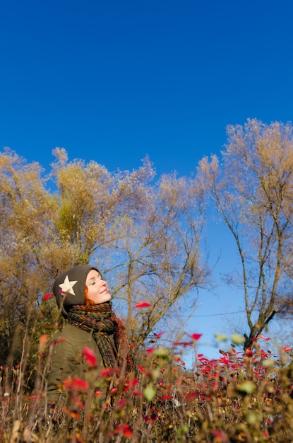 Foto gratuita disfrutando del otoño