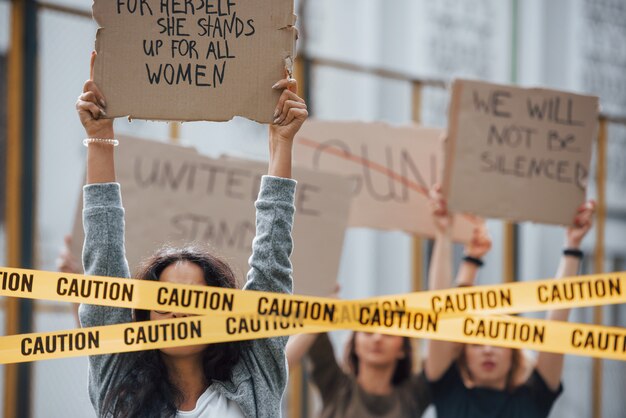 Disfrutando durante la protesta. Grupo de mujeres feministas se alborotan por sus derechos al aire libre