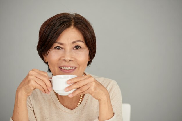 Disfrutando de una taza de té