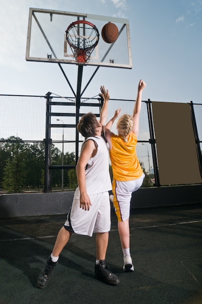 Disparar el baloncesto