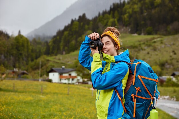 Disparo al aire libre de turistas mujeres jóvenes activos paseos en campo