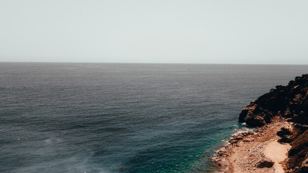 Disparo de alto ángulo de un acantilado en la orilla del mar